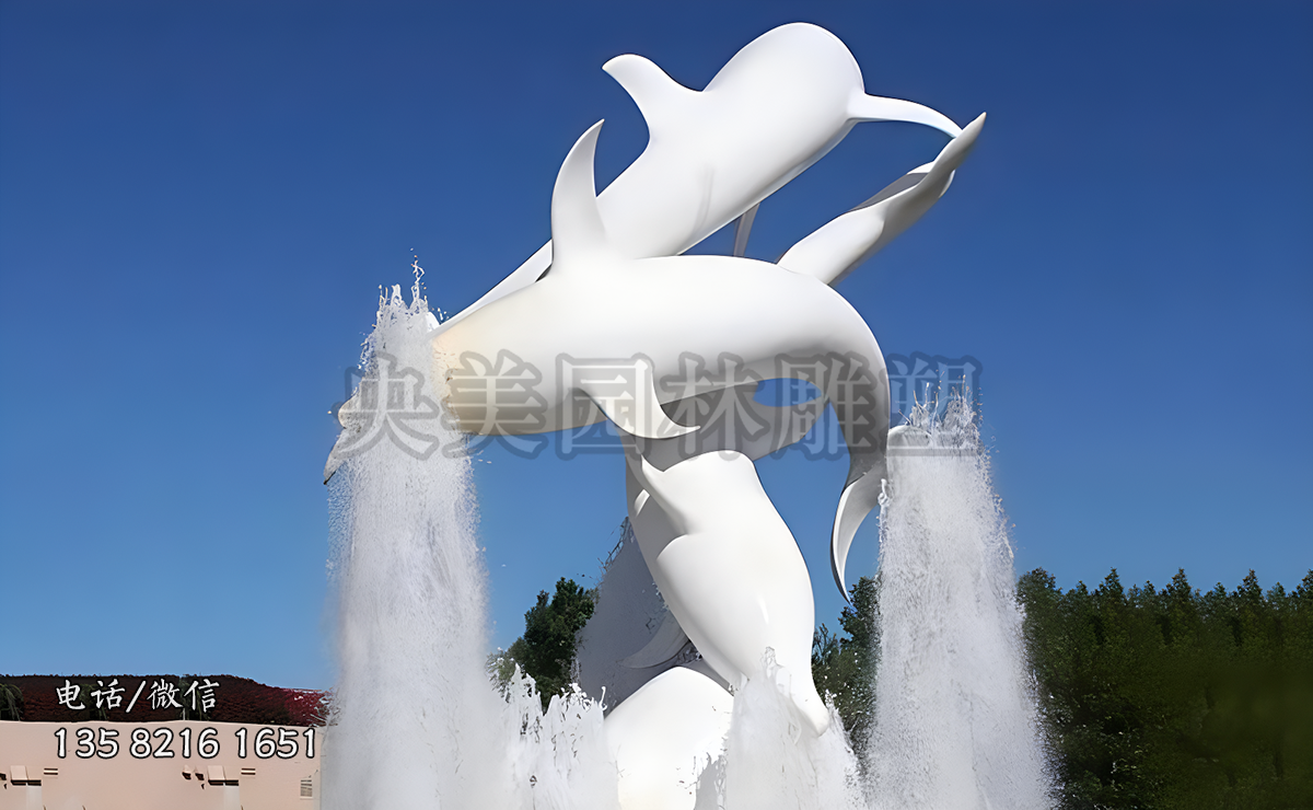 -噴泉里跳躍的白海豚雕塑