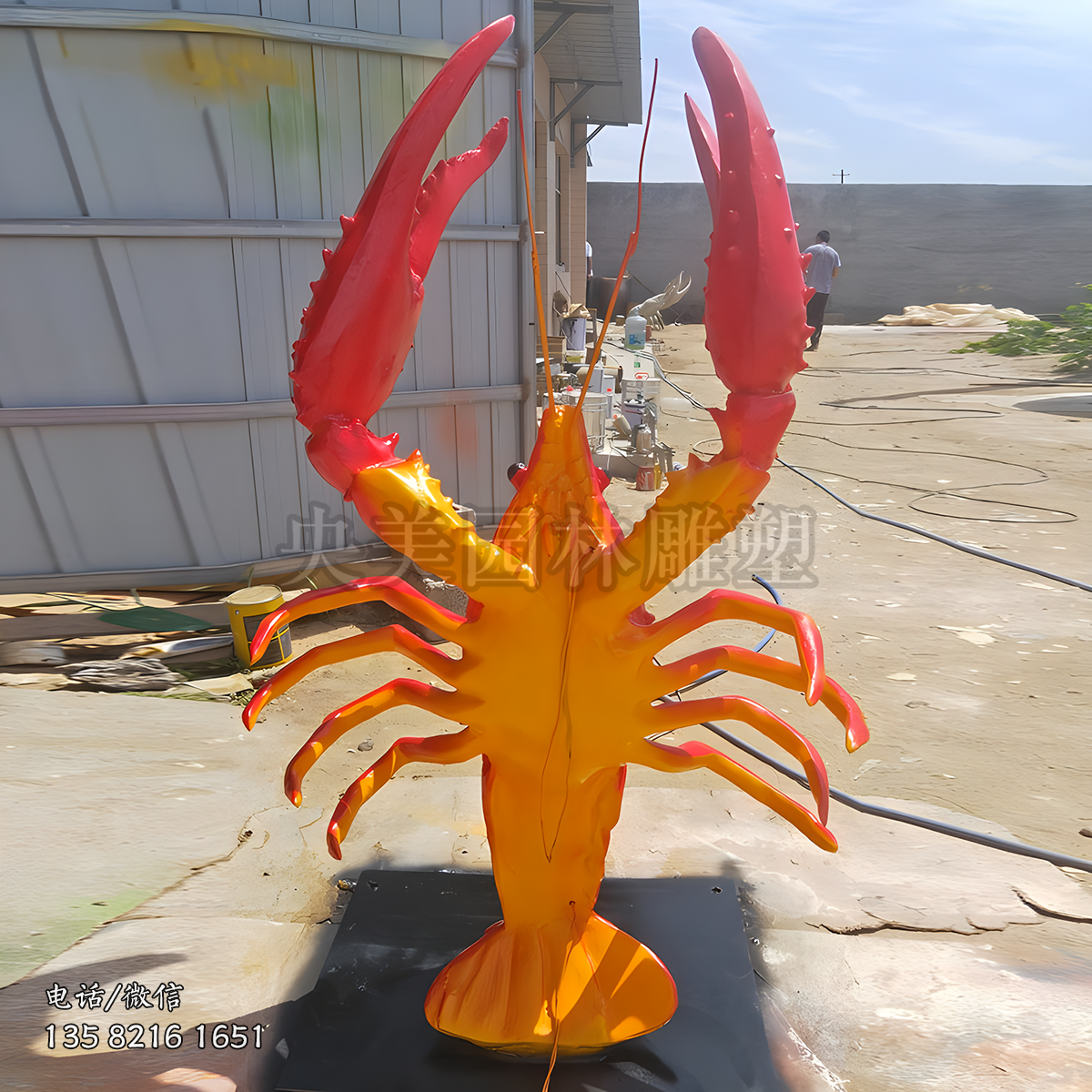 站立的不銹鋼噴漆龍蝦雕塑