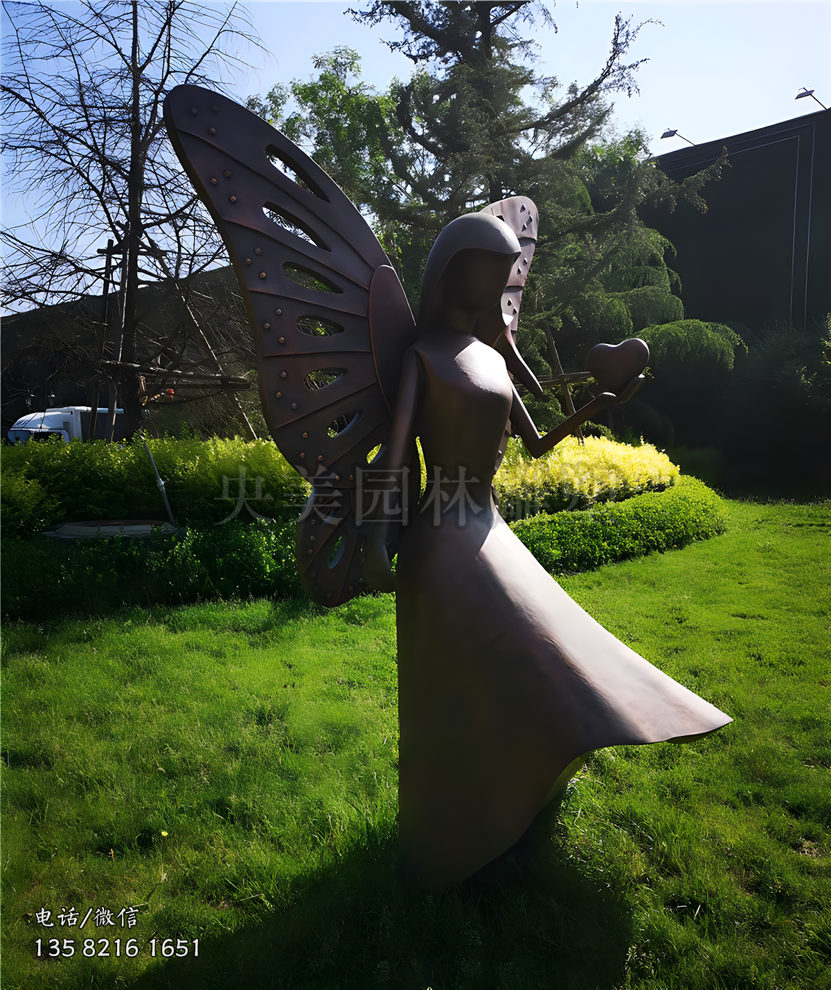 單手捧著愛(ài)心的蝴蝶仙子雕塑