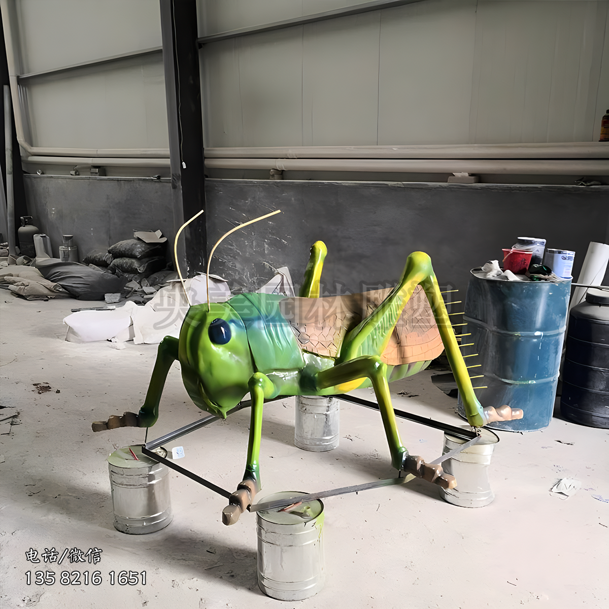 蚱蜢雕塑玻璃鋼彩繪仿真雕塑