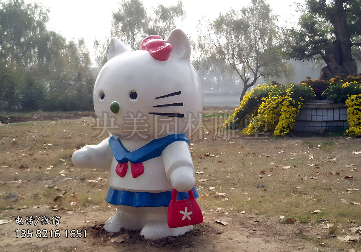 提著一個(gè)小包包的kitty貓雕塑