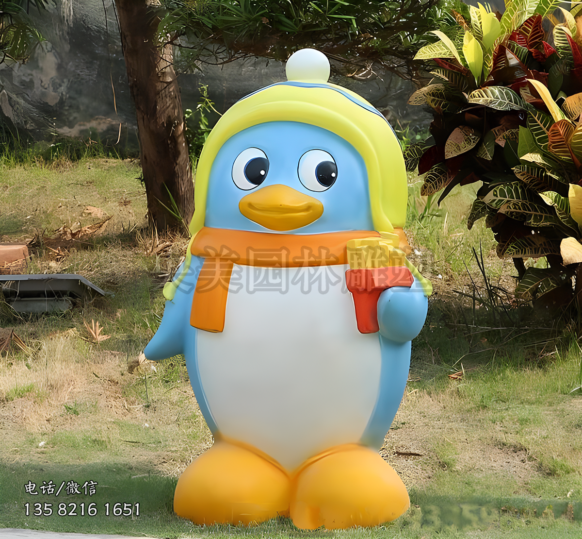 戴圍巾雪帽的企鵝雕塑