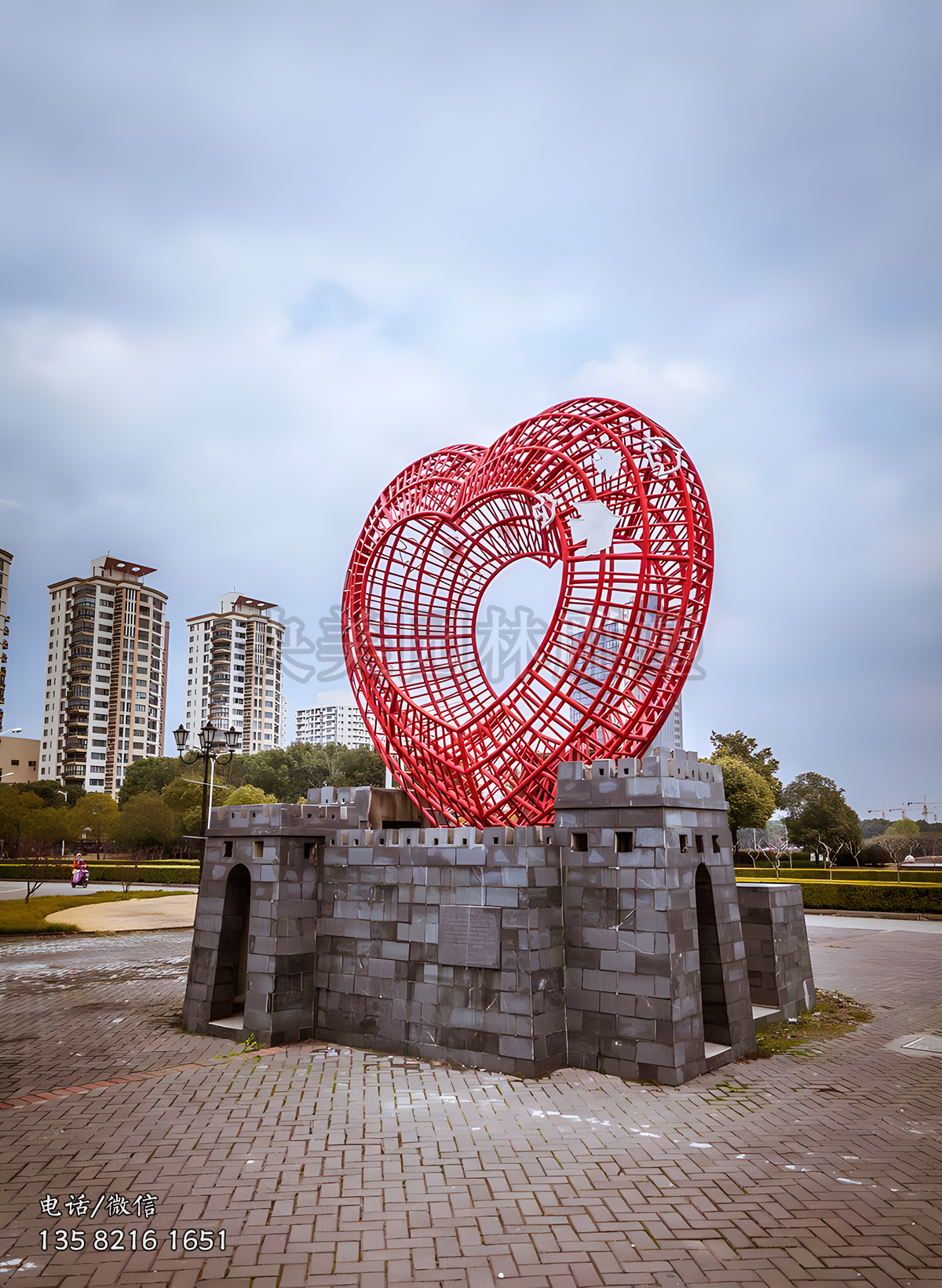 不銹鋼網(wǎng)格鏤空紅色愛心雕塑