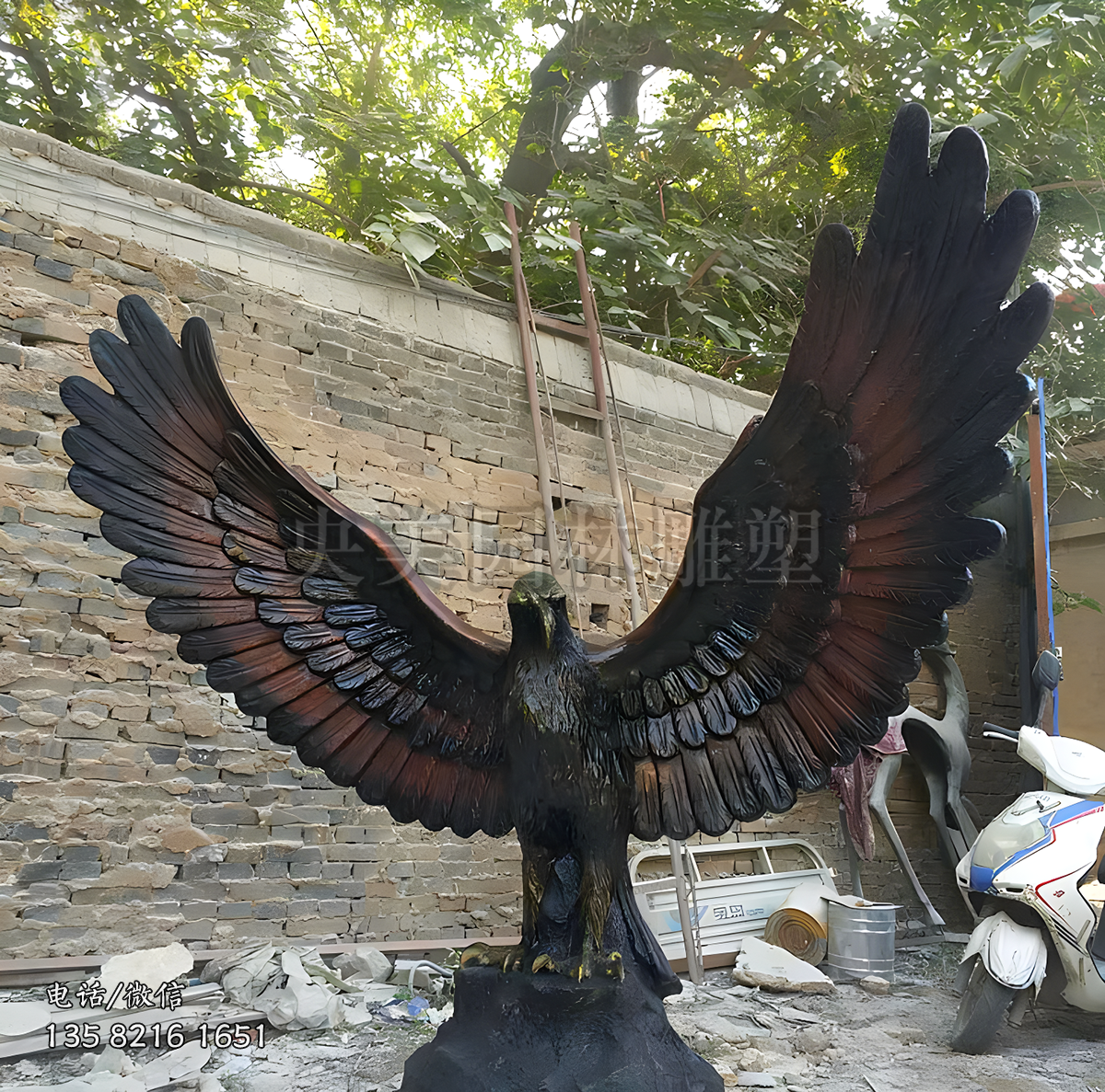 仿真玻璃鋼展翅的老鷹雕塑