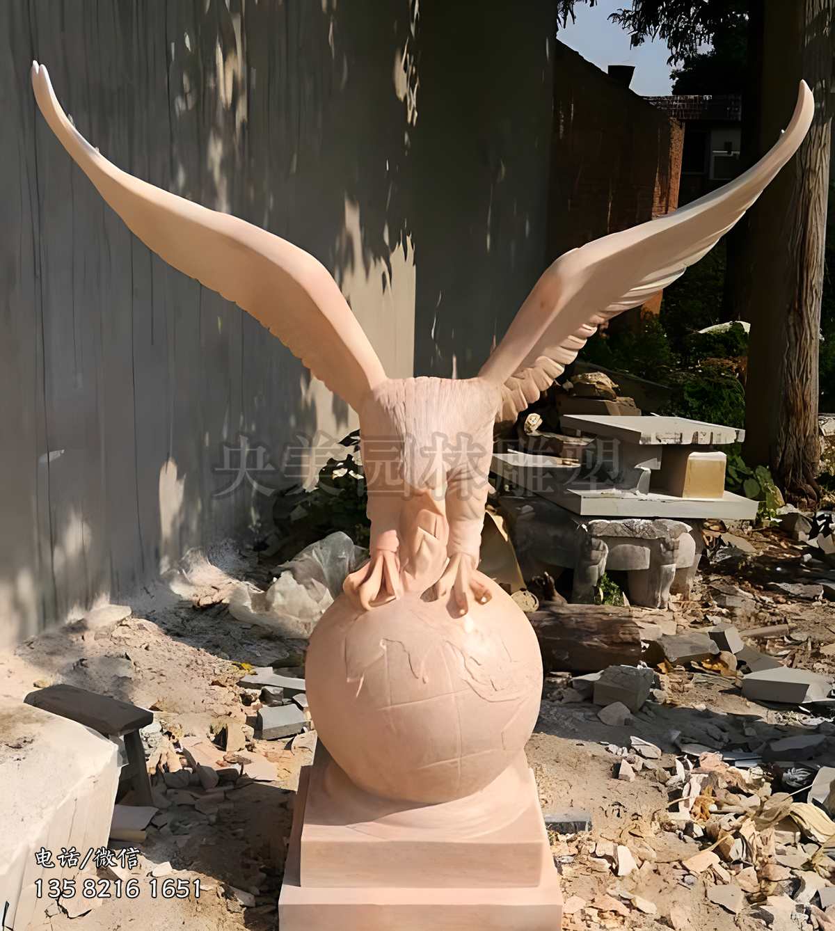 爪子抓著一個球體的老鷹雕塑