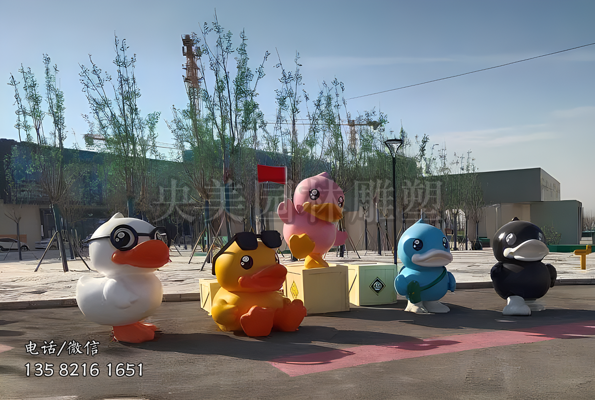 造型各異的卡通鴨子公仔形象雕塑