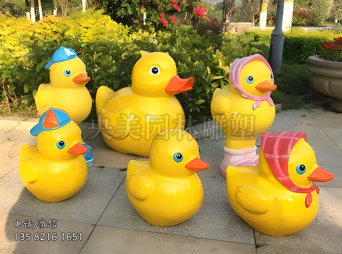 造型各異的小黃鴨雕塑擺件