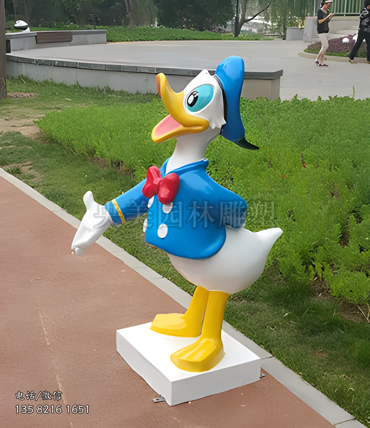 玻璃鋼仿真動(dòng)漫人物唐老鴨雕塑