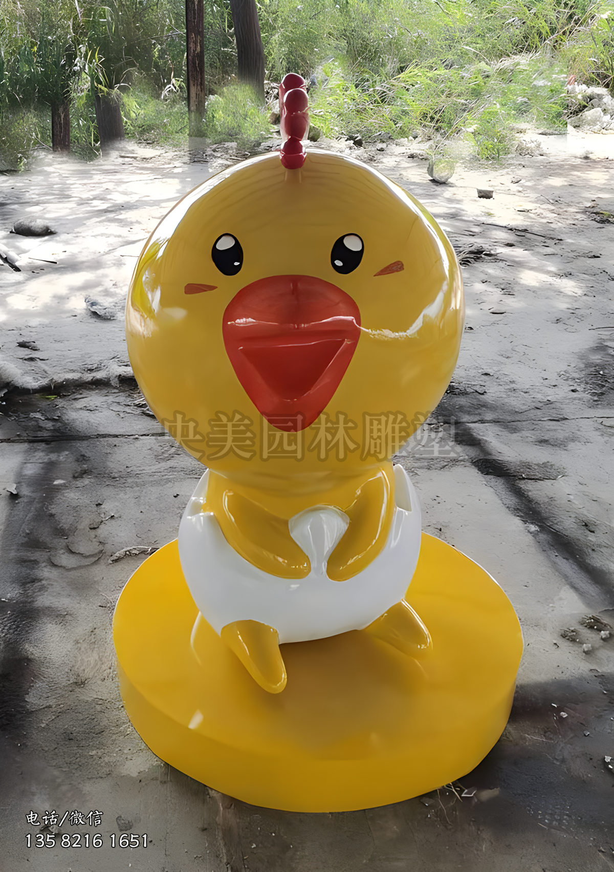 坐地上的卡通小雞雕塑