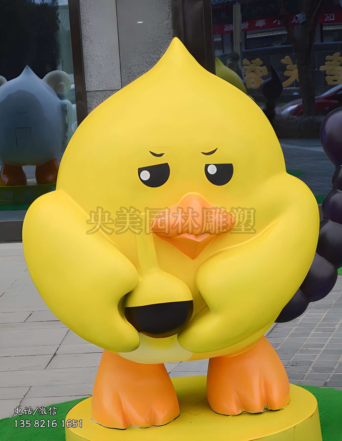 玻璃鋼蹙眉卡通小雞造型雕塑