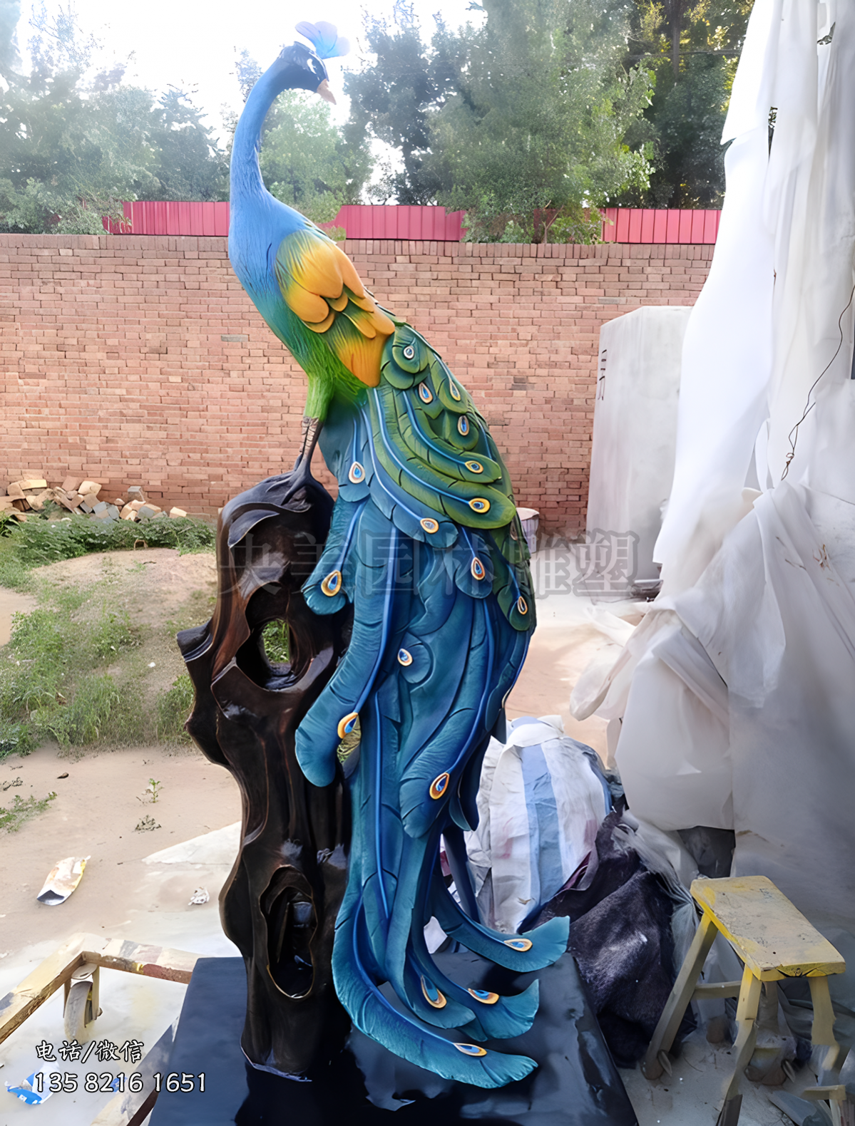 彩繪孔雀玻璃鋼雕塑