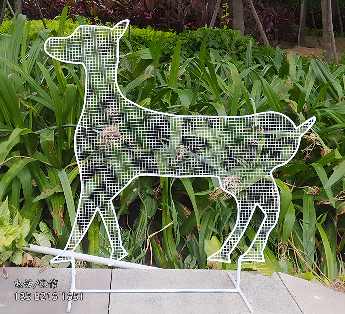 網格編織剪影鹿雕塑