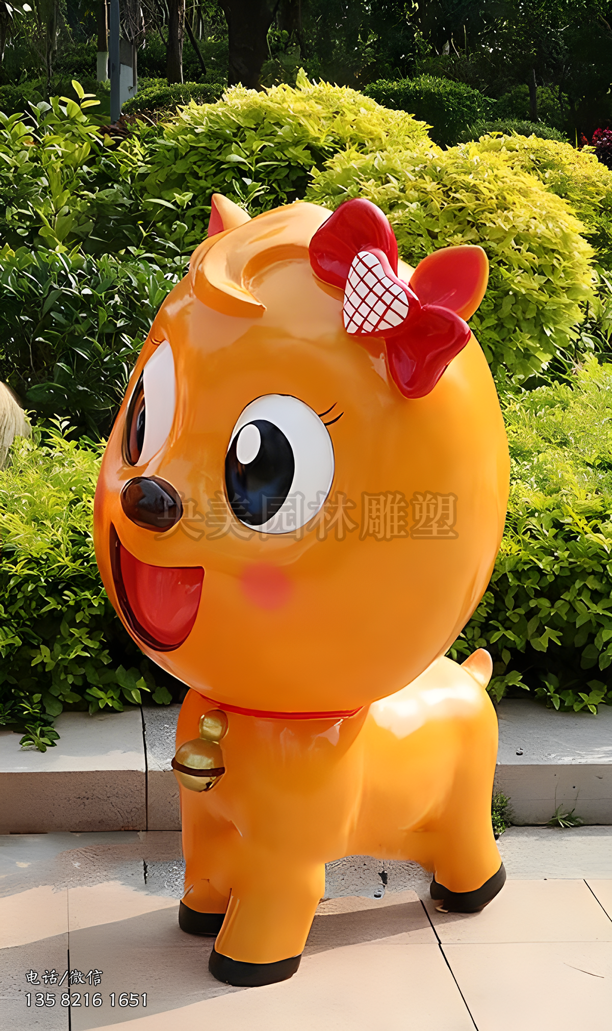 頭戴蝴蝶結(jié)懸掛鈴鐺的可愛(ài)卡通小鹿雕塑