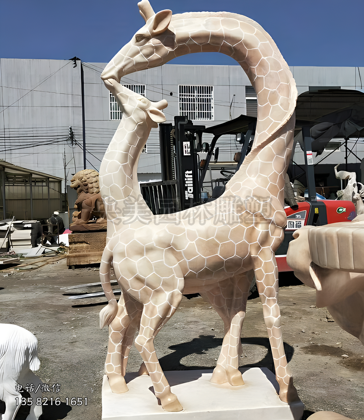 喂食長(zhǎng)頸鹿母子石雕