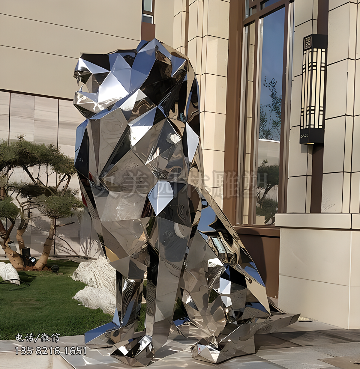 蹲地而坐的不銹鋼切面獅子雕塑