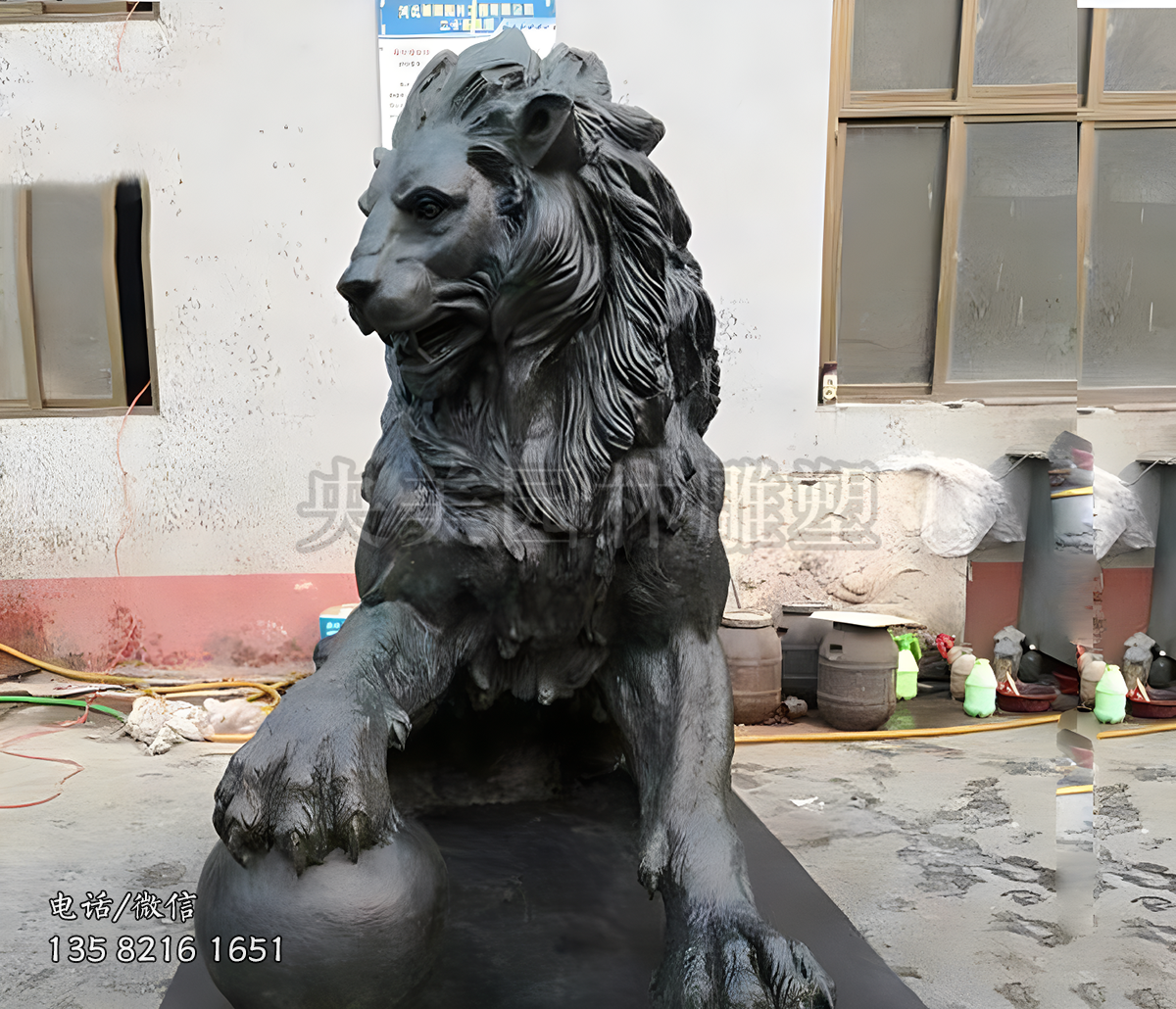 銅雕寫實爬獅子雕塑