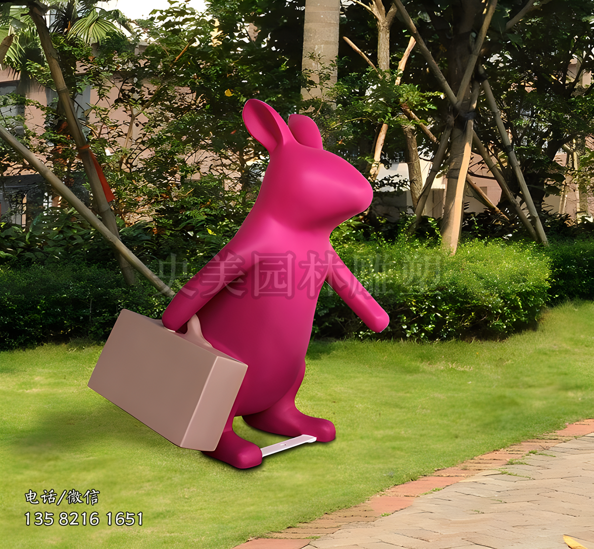 提著行李箱的卡通老鼠造型雕塑