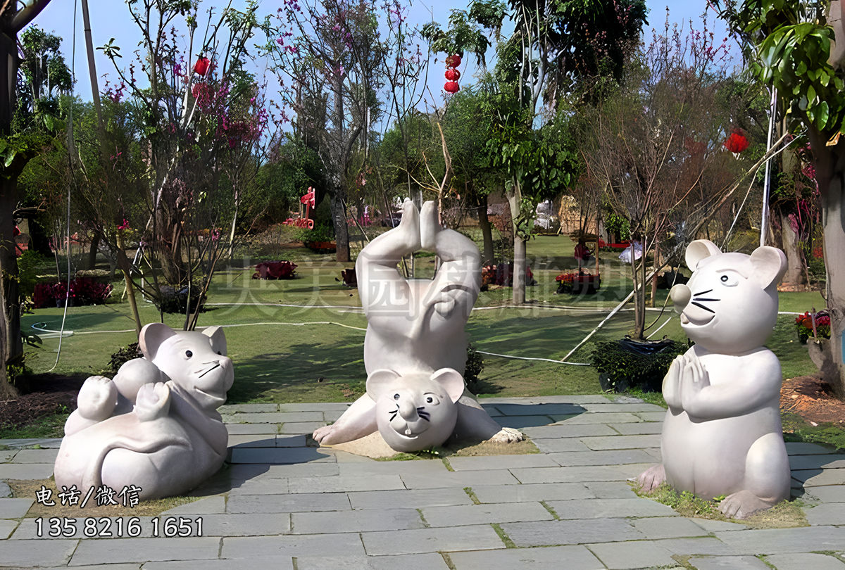 造型各異的石雕老鼠雕塑