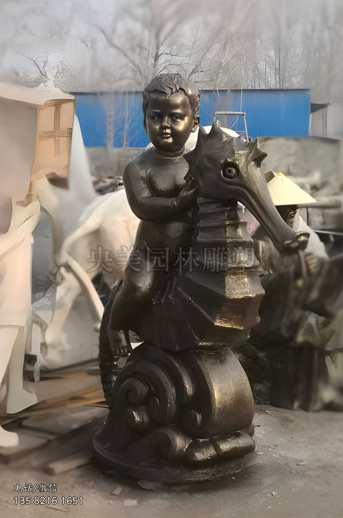 背馱一個(gè)小男孩的玻璃鋼仿銅海馬雕塑