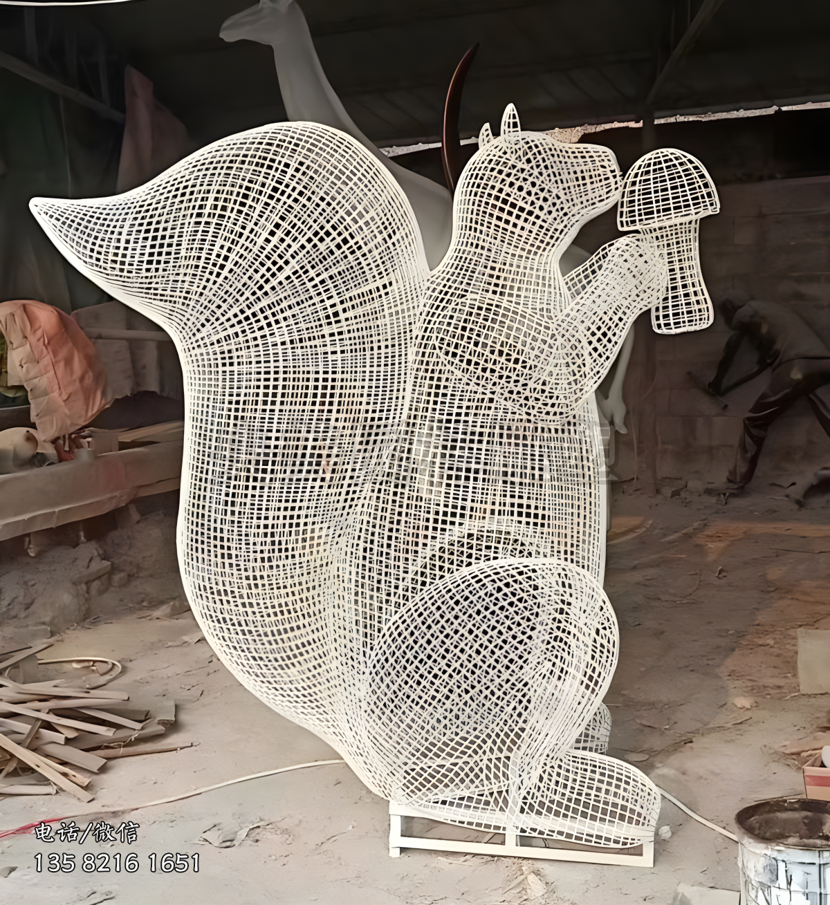 編織網(wǎng)格鐵藝松鼠雕塑擺件