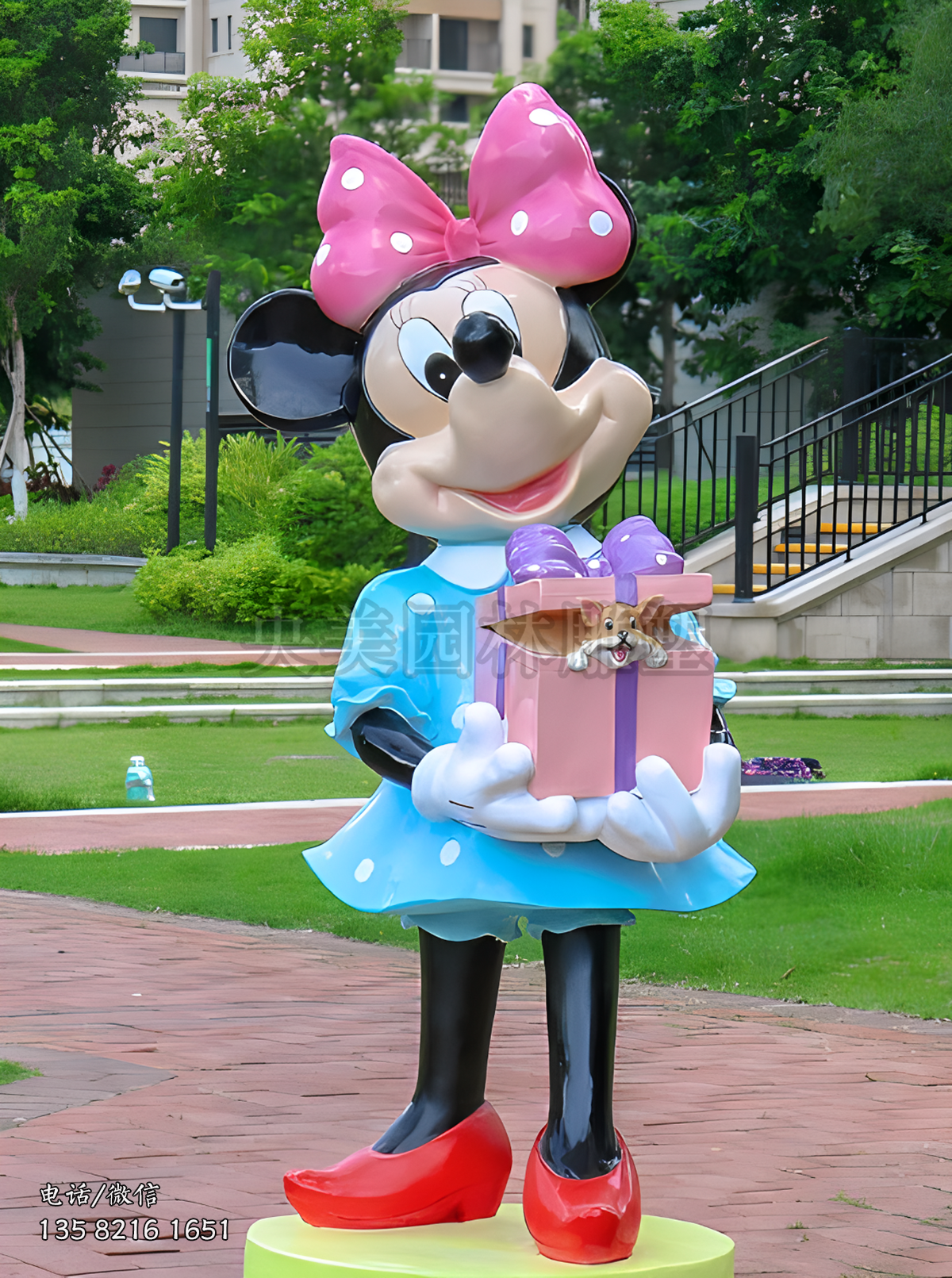 手捧禮盒的玻璃鋼卡通米老鼠雕塑