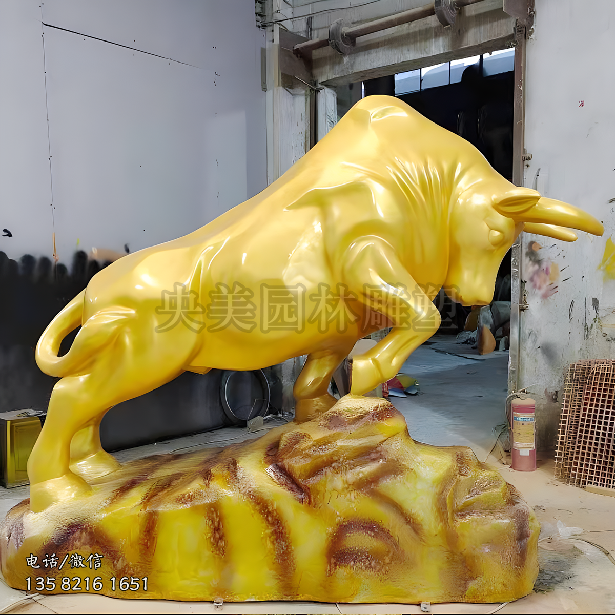 玻璃鋼噴金漆開(kāi)荒牛雕塑