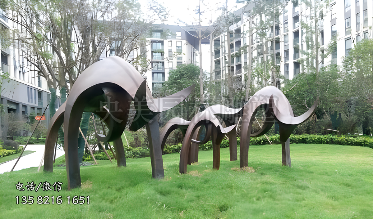 鍛銅抽象牛雕塑藝術(shù)擺件