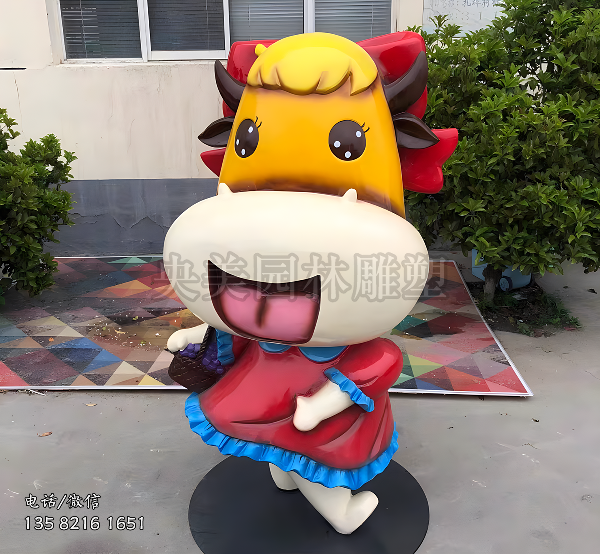 穿群子的卡通牛雕塑
