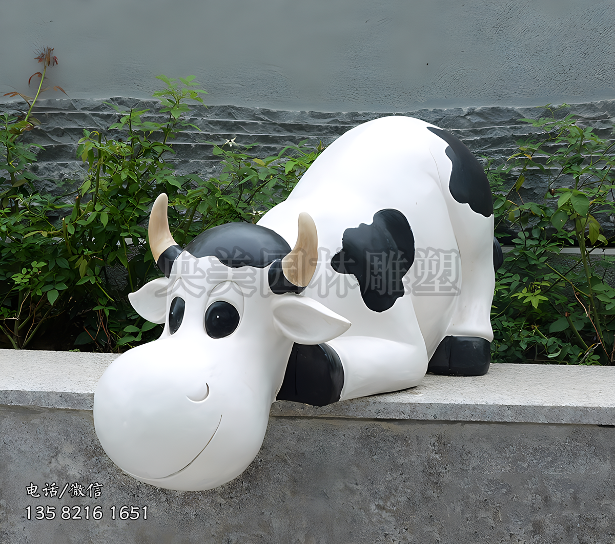 爬地上的卡通奶牛雕塑