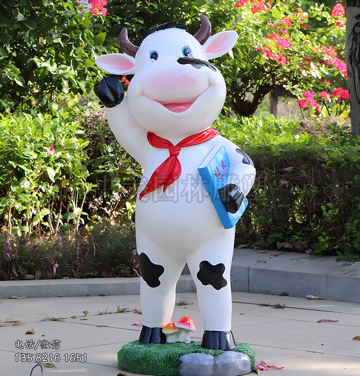 系紅領(lǐng)巾抱著書的卡通小奶牛雕塑
