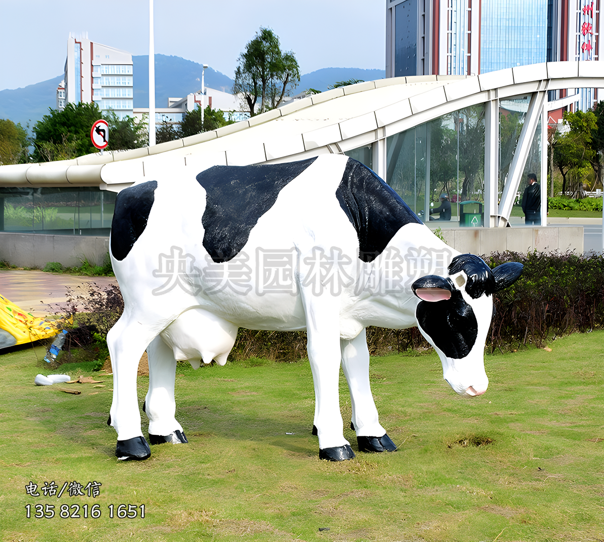 站立低頭的仿真奶牛雕塑