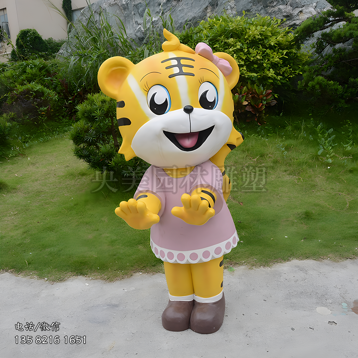 雙手前推的卡通老虎（女）雕塑