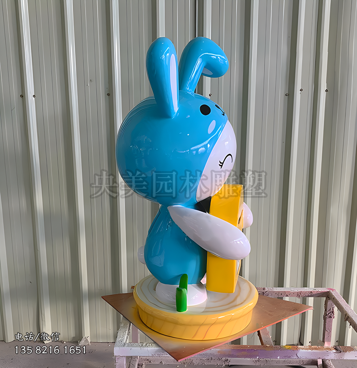 藍色玻璃鋼卡通兔子雕塑