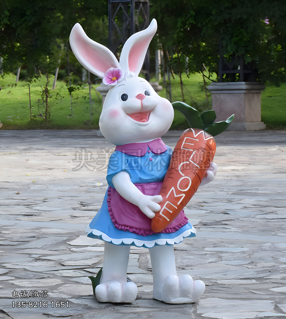 抱著胡蘿卜的玻璃鋼兔子卡通雕塑