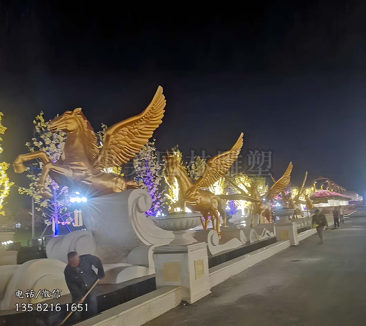 玻璃鋼漆金飛馬雕塑