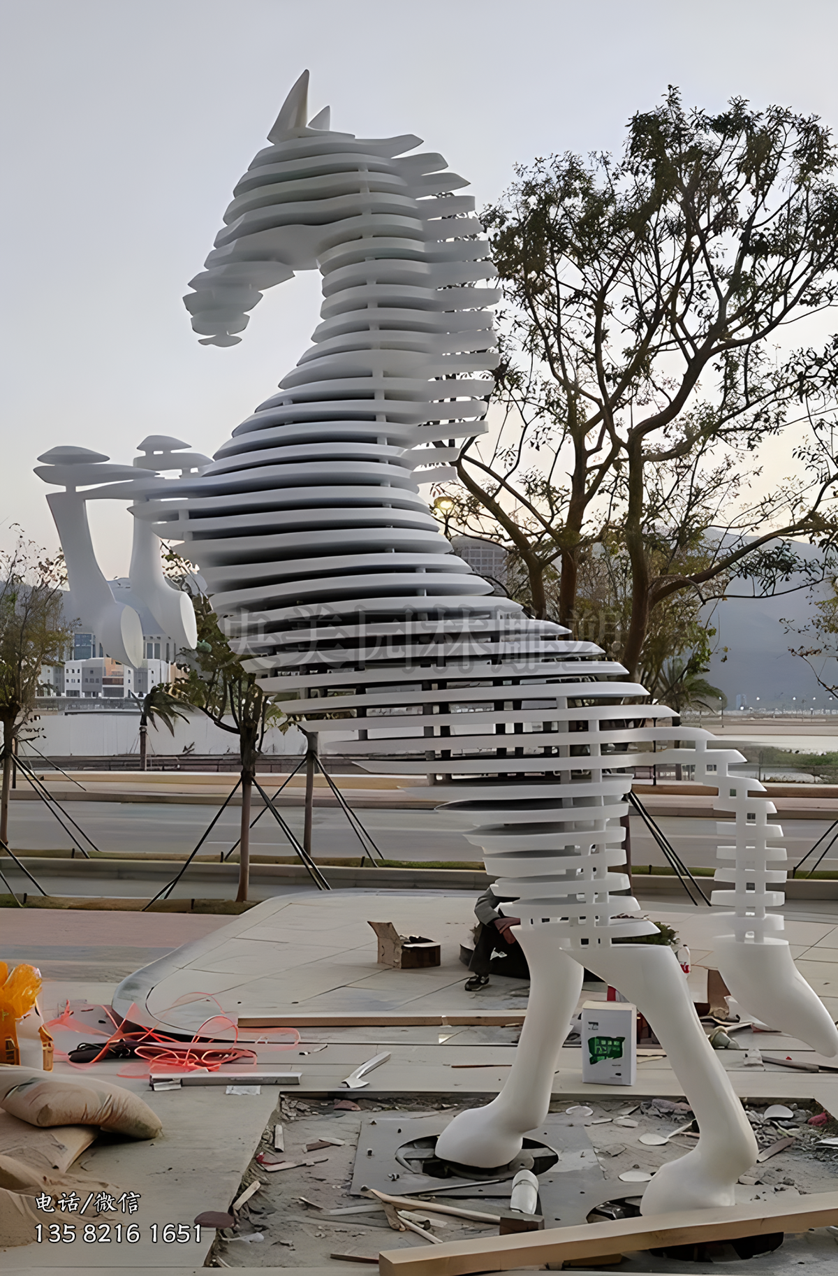 不銹鋼截面馬創(chuàng)意動(dòng)物雕塑