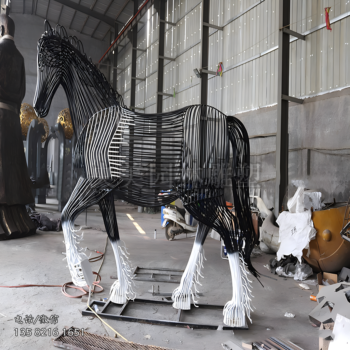 網格編織噴漆馬雕塑