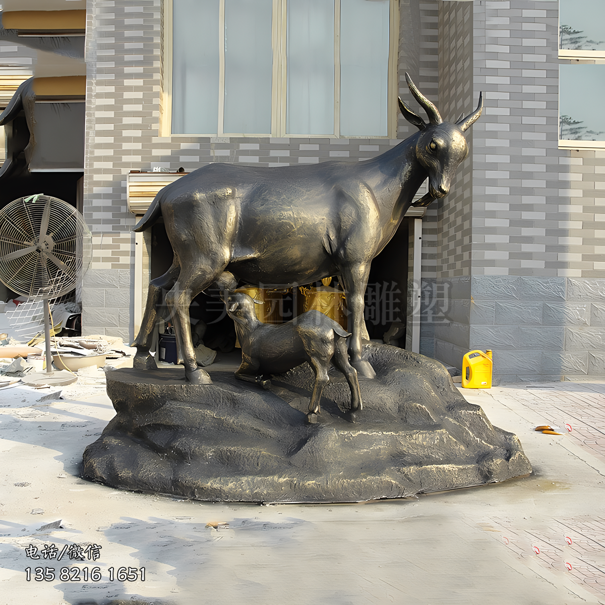 玻璃鋼仿真羔羊跪乳景觀雕塑