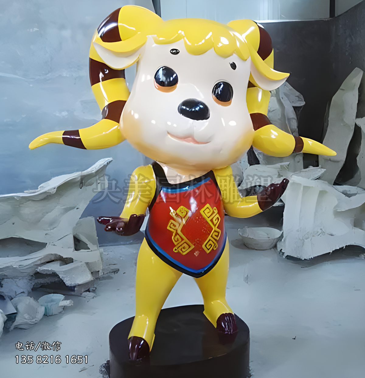 民族風(fēng)卡通小羊雕塑