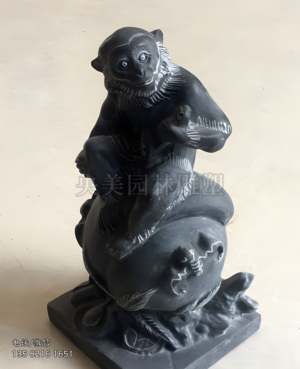 坐在桃子上的猴子石雕