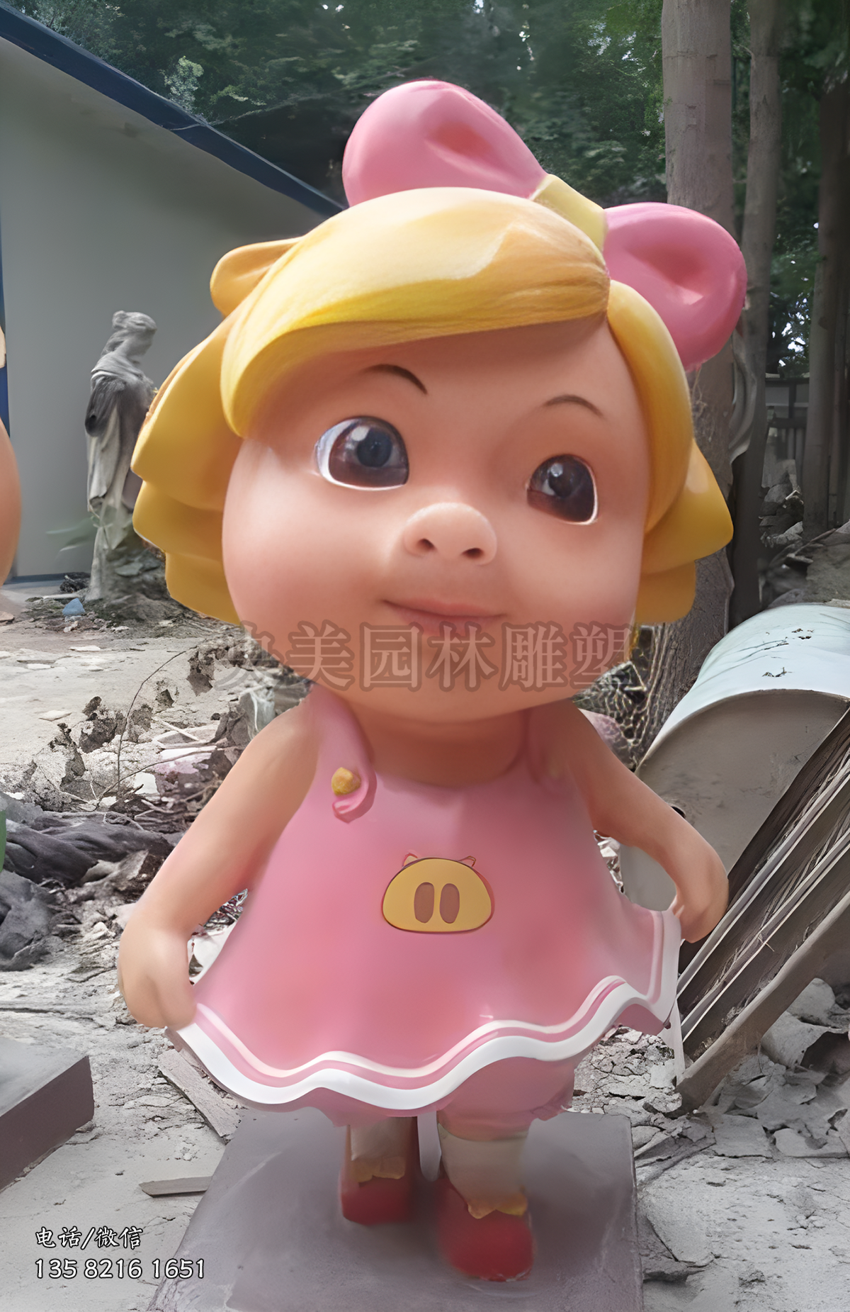 穿裙子的豬豬俠造型卡通雕塑