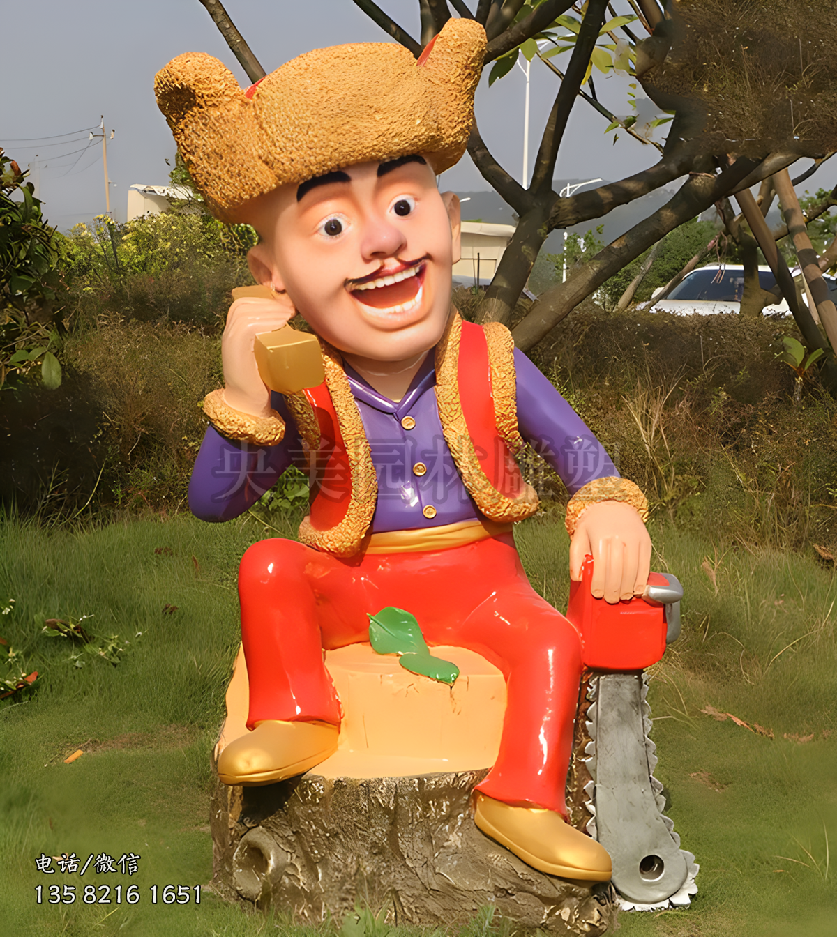 手扶電鋸坐樹墩上打電話的光頭強(qiáng)雕塑