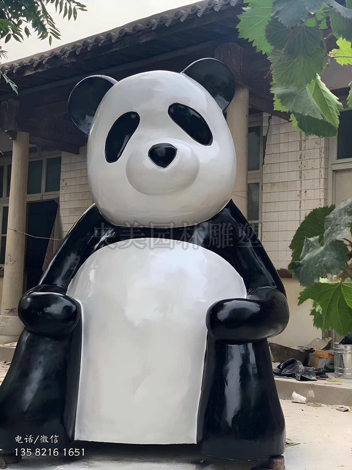 雙手抱膝坐地上的光面熊貓雕塑