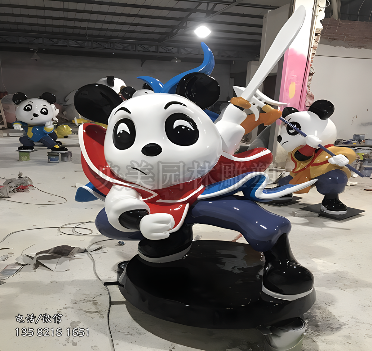 舞劍的玻璃鋼卡通熊貓雕塑