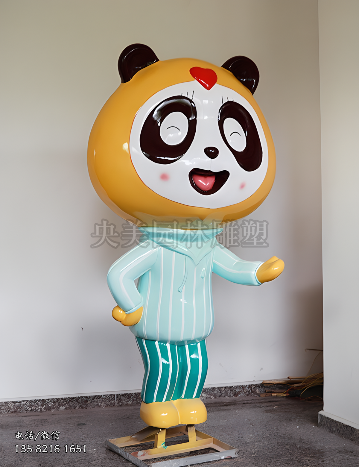 微笑的卡通熊貓公仔