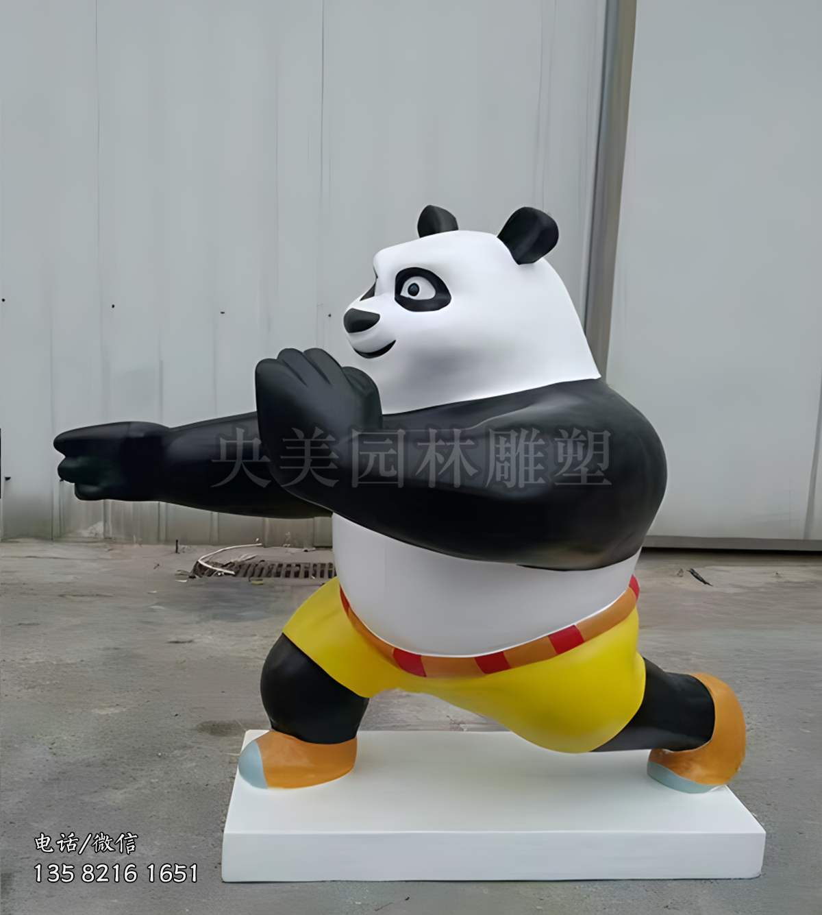 出拳的阿寶玻璃鋼功夫熊貓雕塑