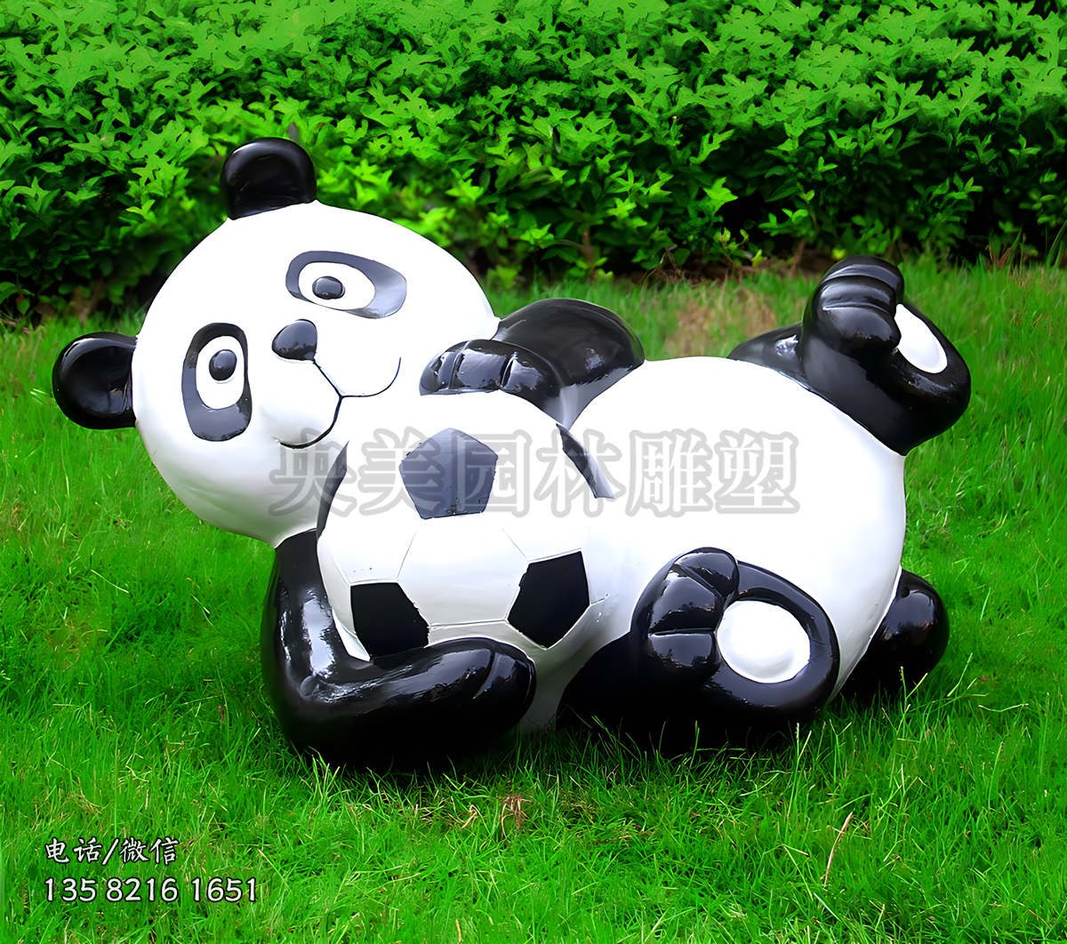 抱著足球玩耍的熊貓雕塑