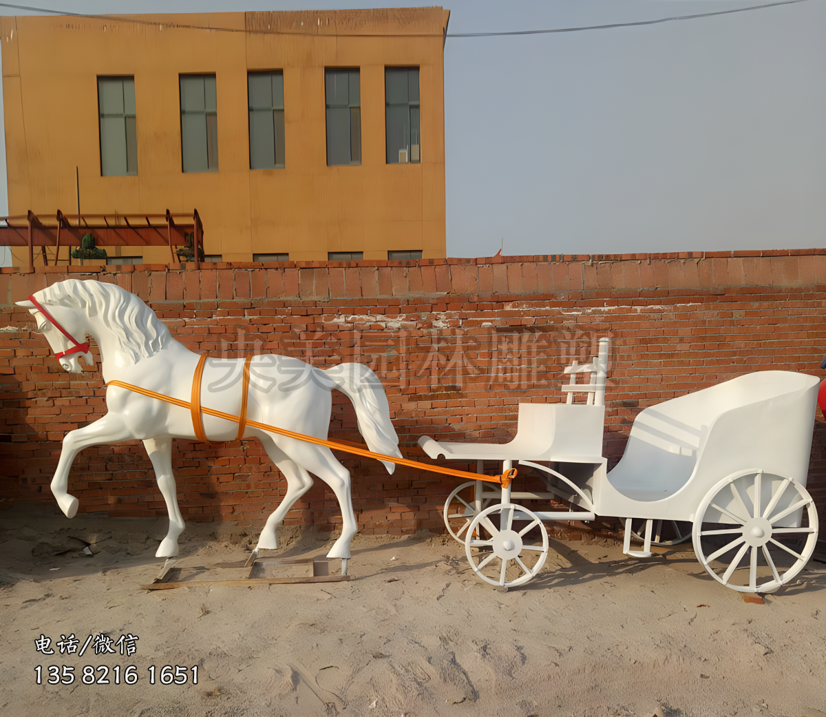 白色馬拉車(chē)景觀雕塑