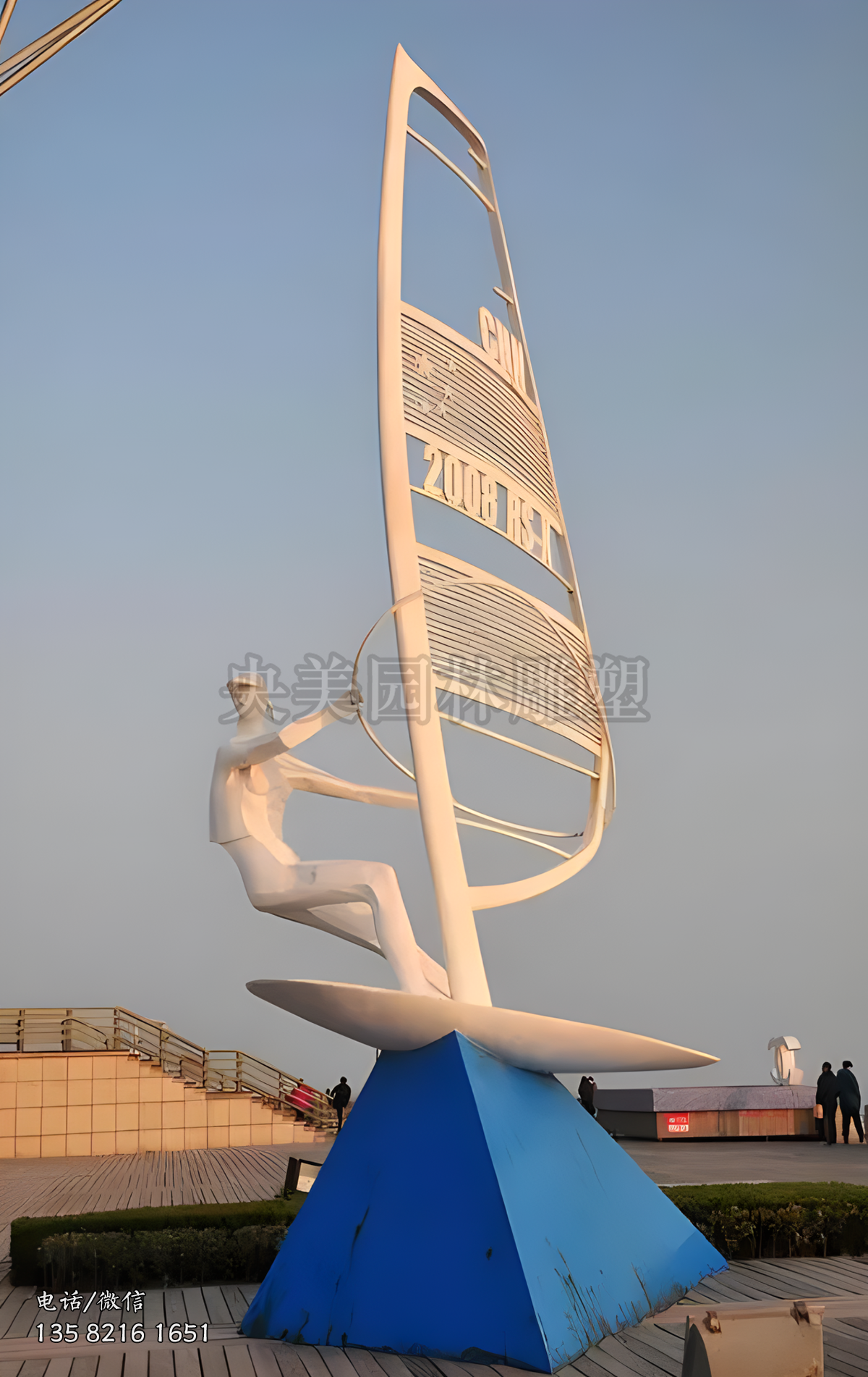 不銹鋼帆船運(yùn)動(dòng)景觀雕塑