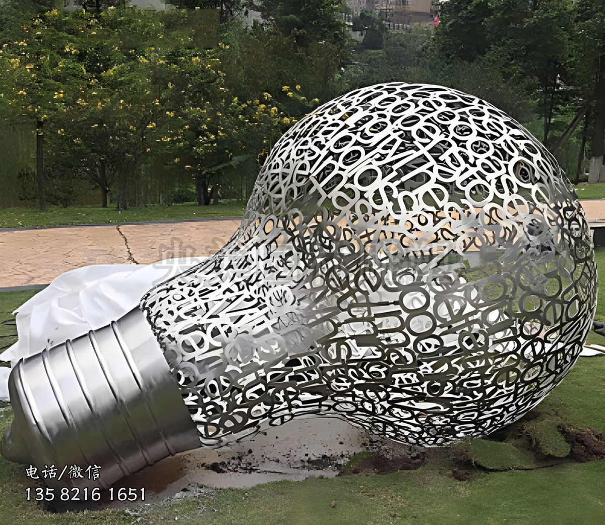 由英文字母組成的燈泡雕塑